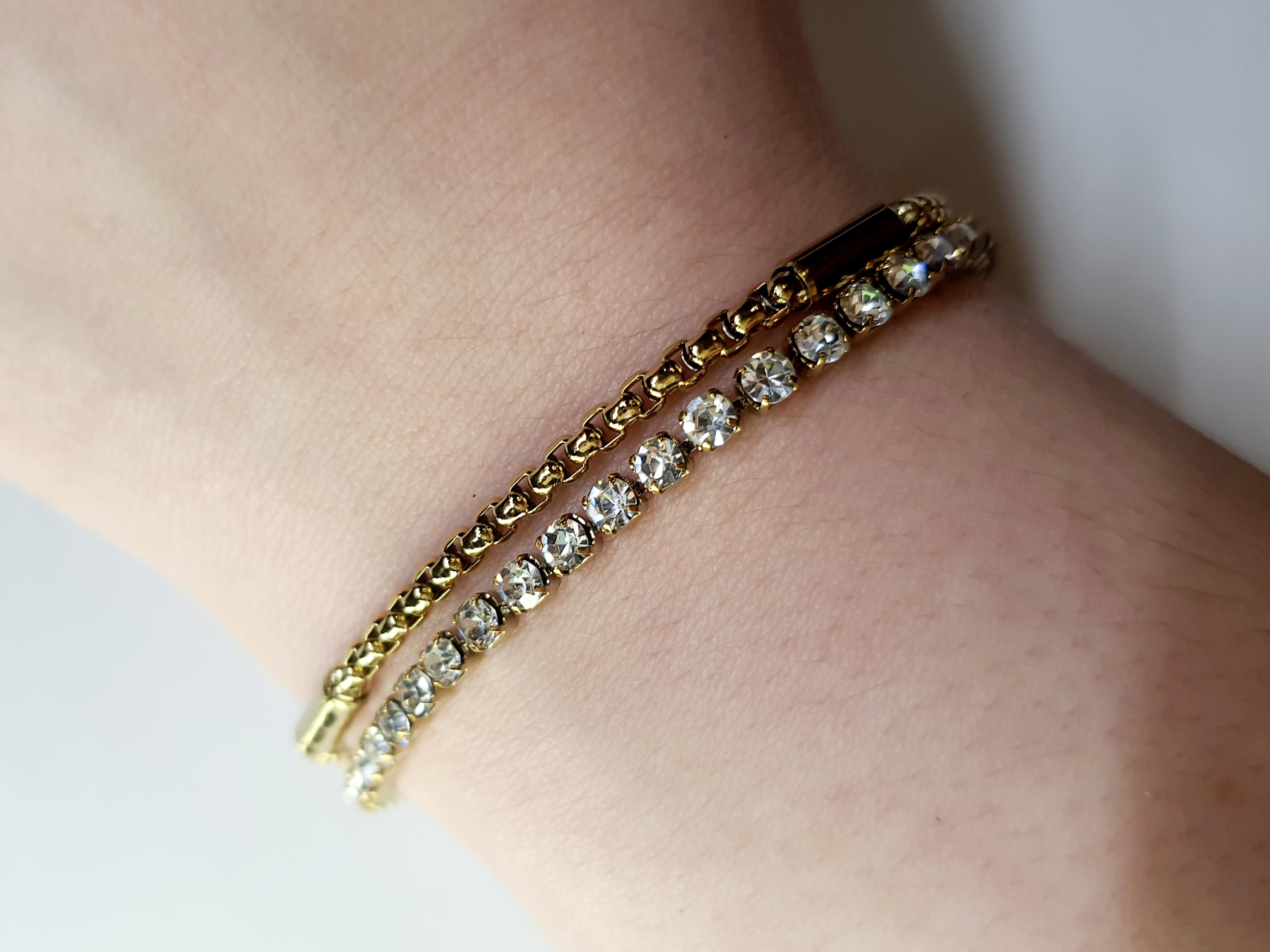 Złota podwójna bransoletka z cyrkoniami, długość regulowana 17–21 cm, styl glamour i elegancki. Stal nierdzewna, stal chirurgiczna, wodoodporne, hipoalergiczne, jakość premium, Rouge Bizu.