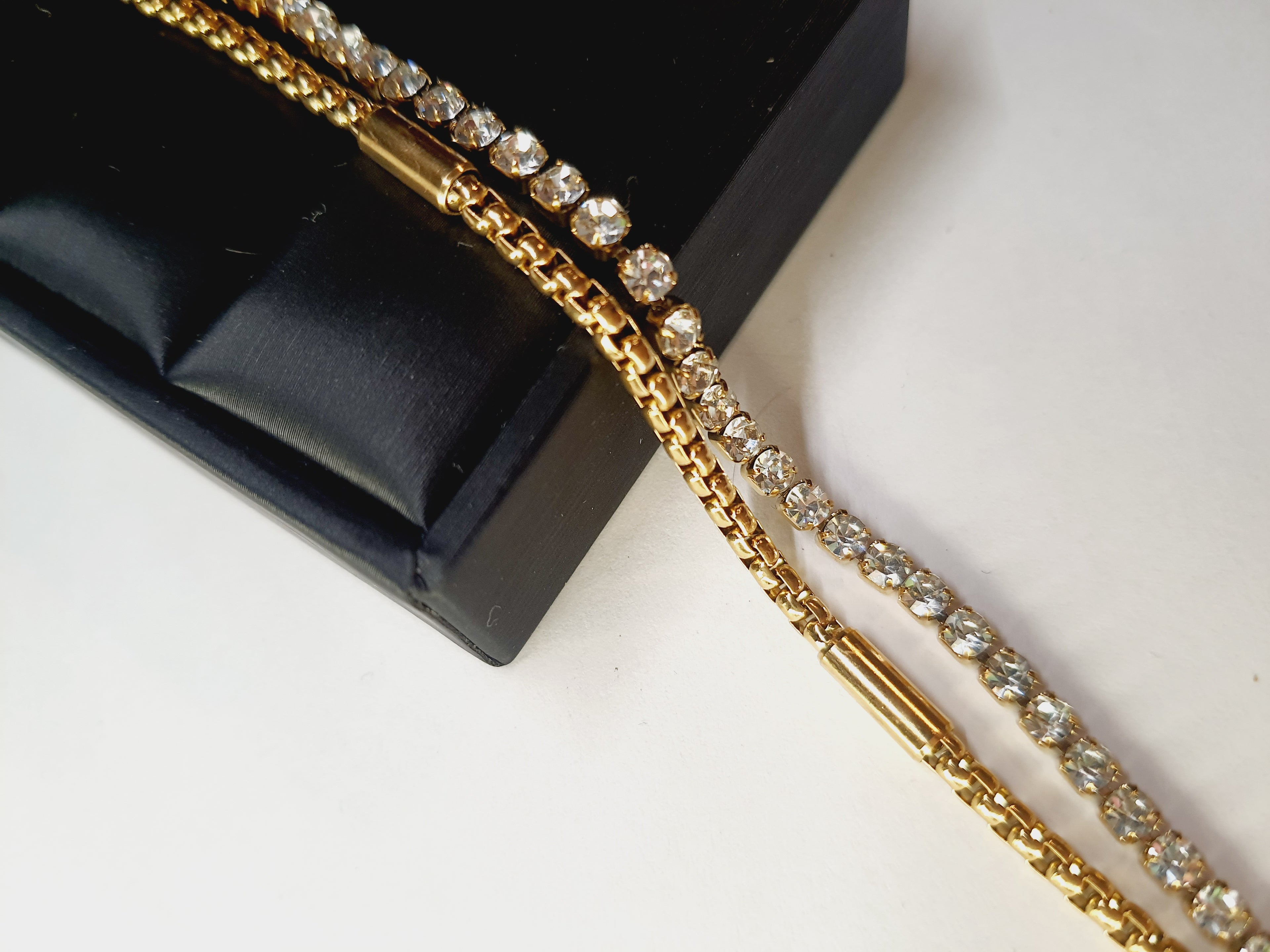 Złota podwójna bransoletka z cyrkoniami, długość regulowana 17–21 cm, styl glamour i elegancki. Stal nierdzewna, stal chirurgiczna, wodoodporne, hipoalergiczne, jakość premium, Rouge Bizu.