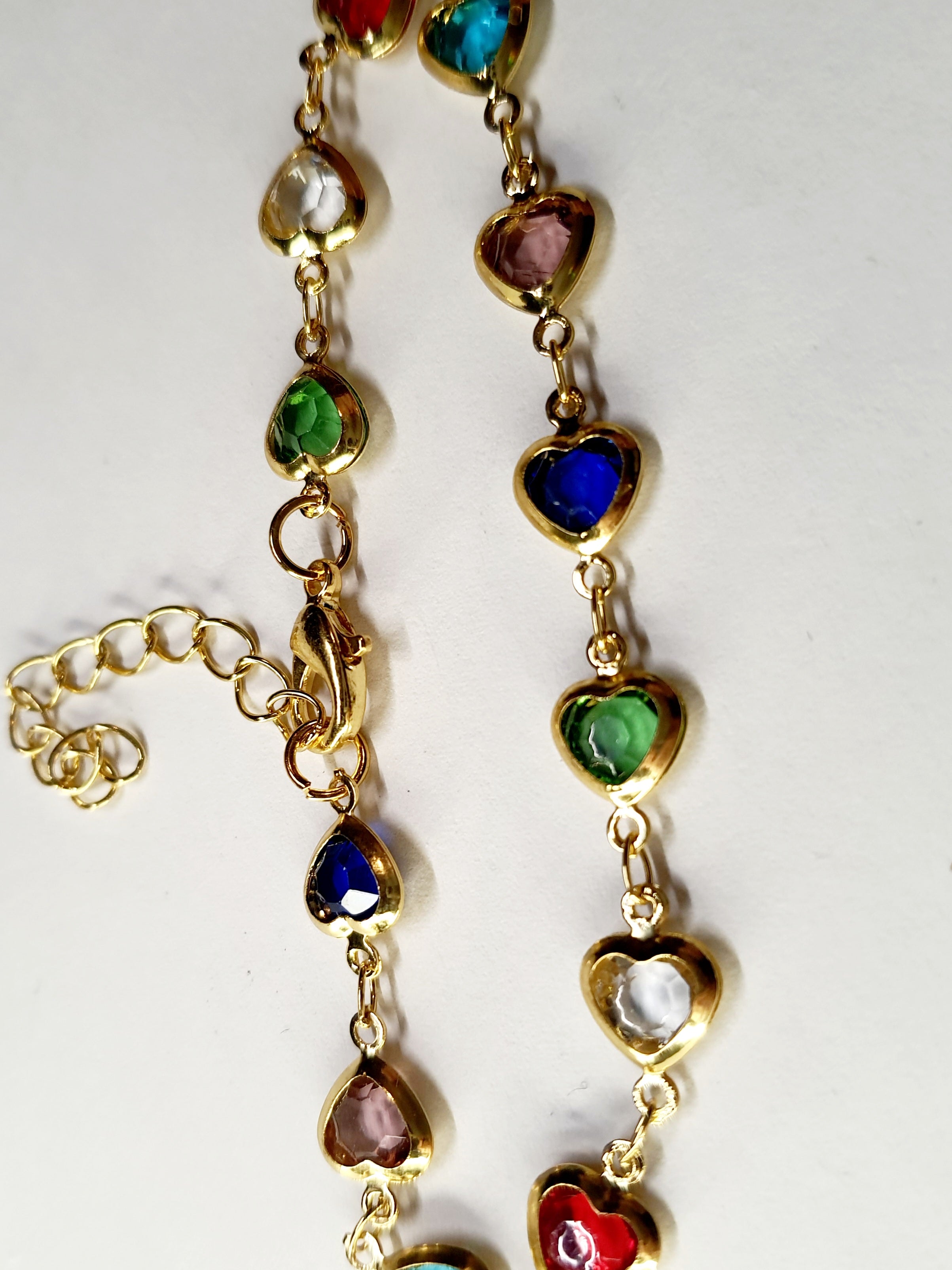 Złota bransoletka z kolorowymi serduszkami, długość regulowana 17–22 cm, styl romantyczny i glamour. Stal nierdzewna, stal chirurgiczna, wodoodporne, hipoalergiczne, jakość premium, Rouge Bizu.