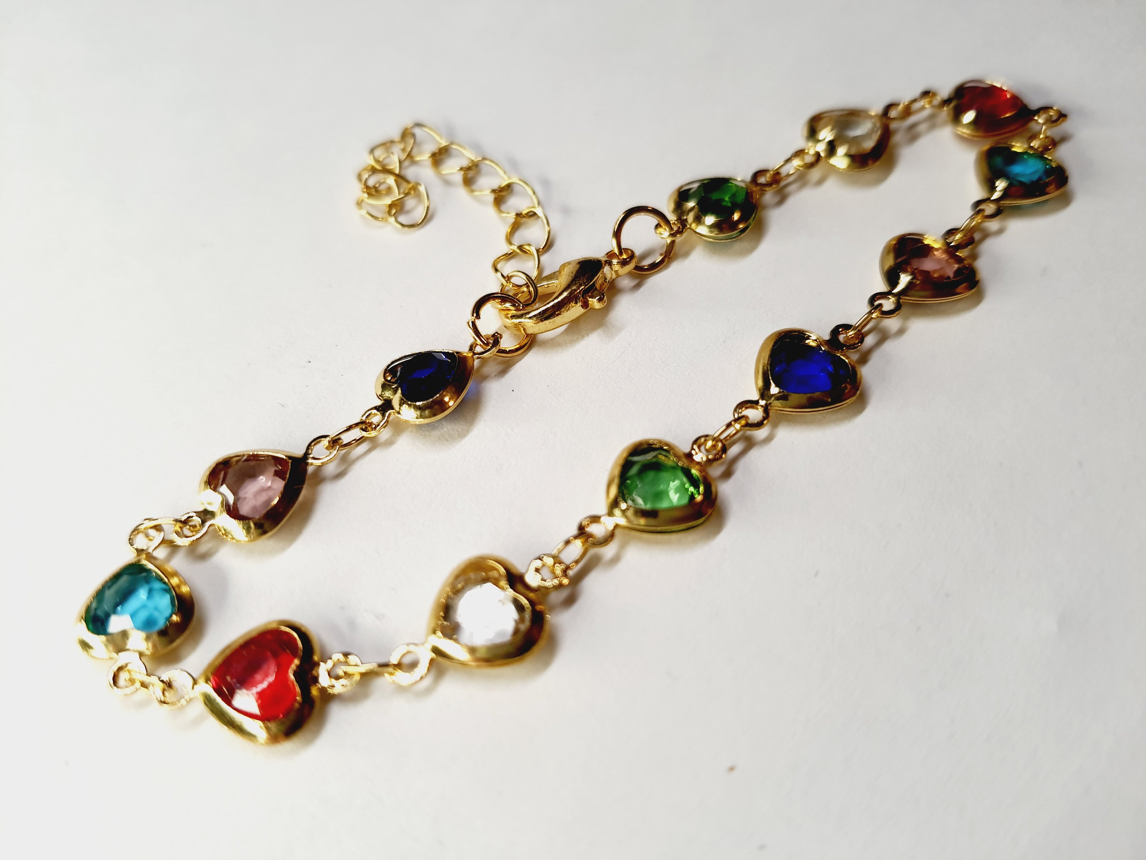 Złota bransoletka z kolorowymi serduszkami, długość regulowana 17–22 cm, styl romantyczny i glamour. Stal nierdzewna, stal chirurgiczna, wodoodporne, hipoalergiczne, jakość premium, Rouge Bizu.