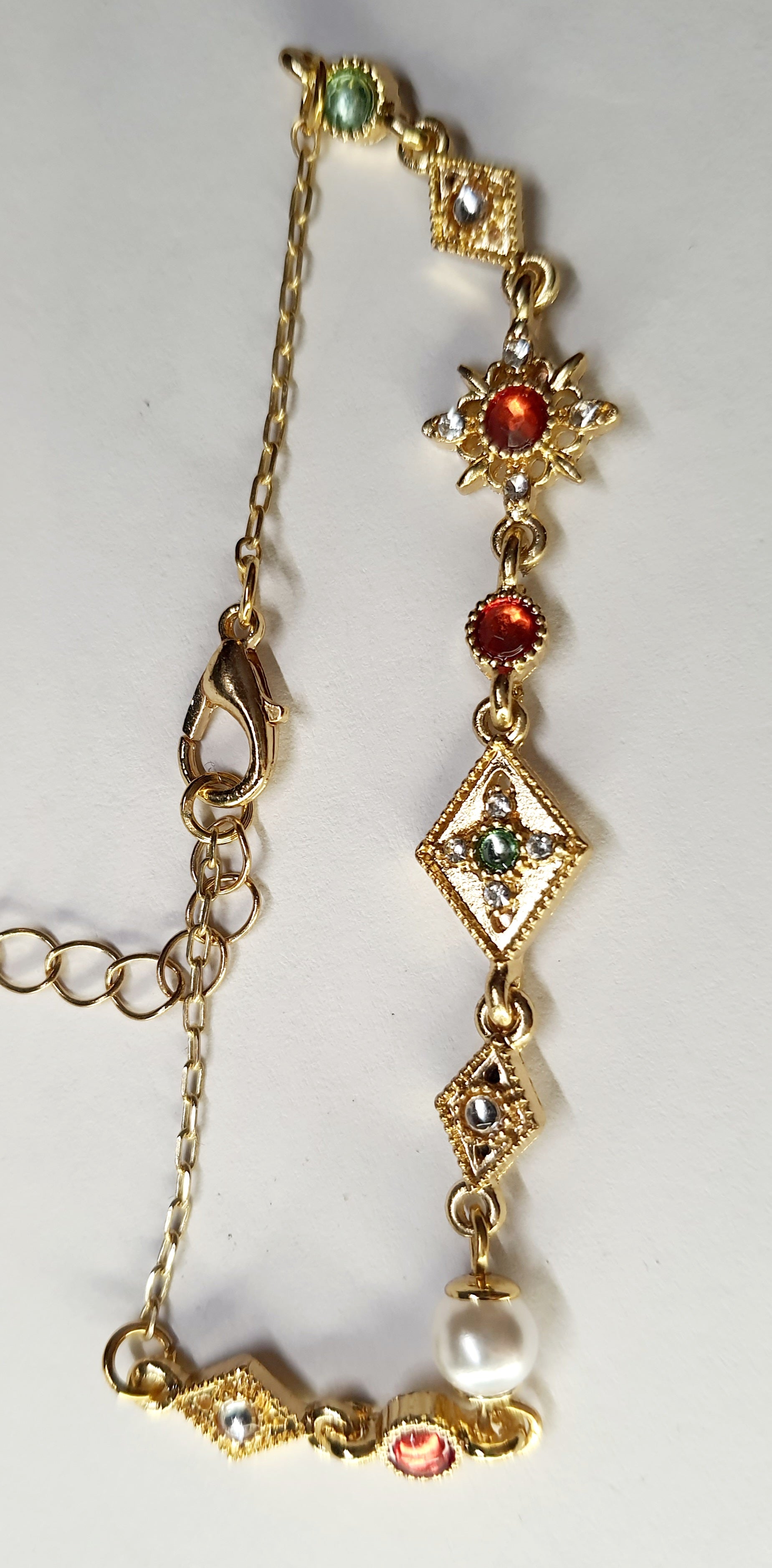 Złota bransoletka z kolorowymi kamieniami – czerwonymi, zielonymi i białymi, długość regulowana 18–25 cm, styl vintage orientalny. Stal nierdzewna, stal chirurgiczna, wodoodporne, hipoalergiczne, jakość premium, Rouge Bizu.