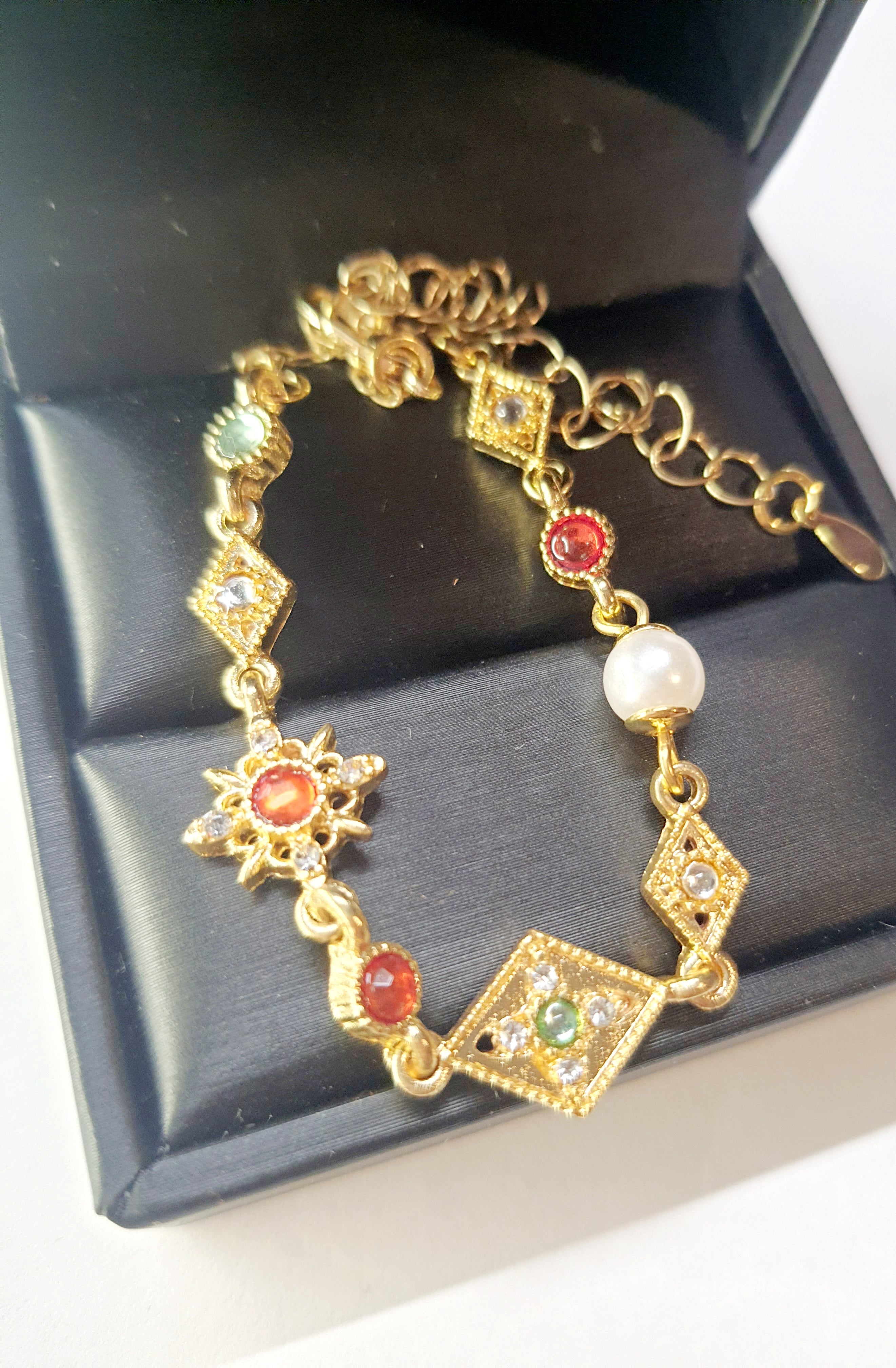 Złota bransoletka z kolorowymi kamieniami – czerwonymi, zielonymi i białymi, długość regulowana 18–25 cm, styl vintage orientalny. Stal nierdzewna, stal chirurgiczna, wodoodporne, hipoalergiczne, jakość premium, Rouge Bizu.