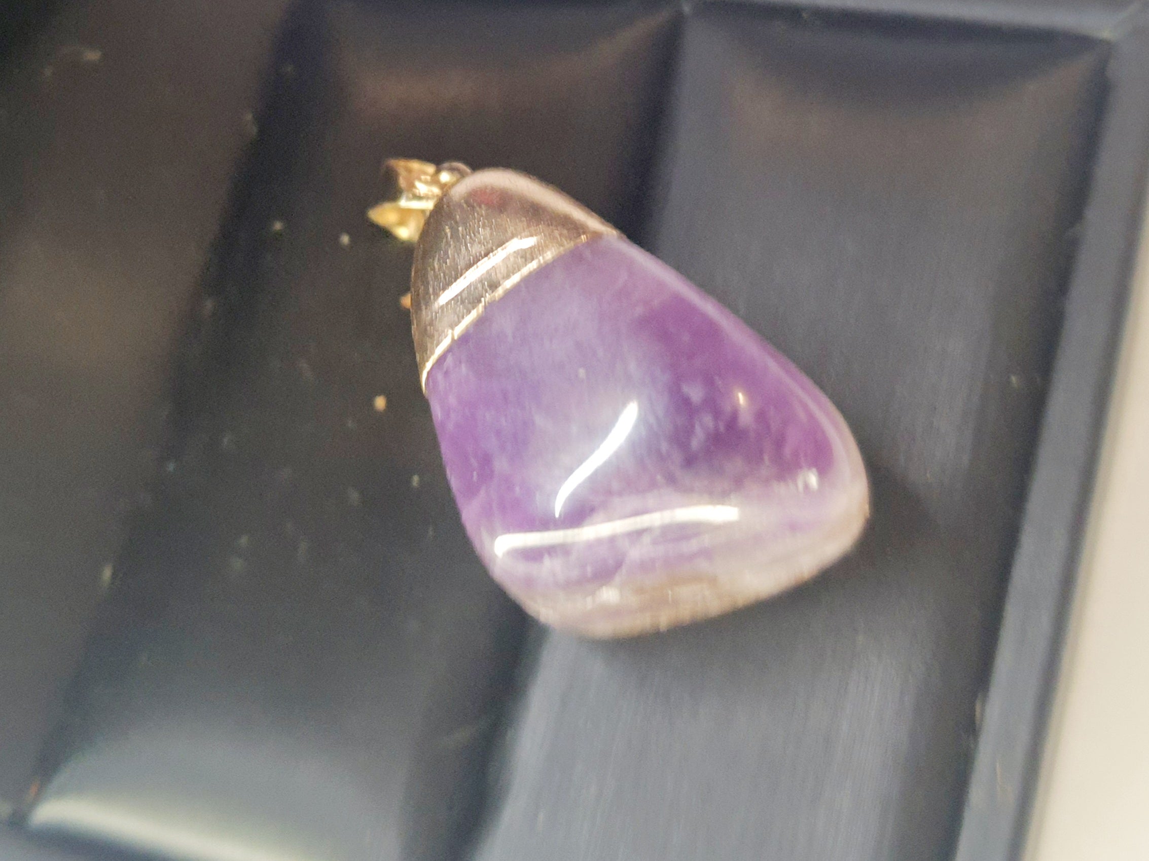 Złoty wisiorek z syntetycznym ametystem o średnicy 2 cm, styl romantyczny i magiczny. Stal nierdzewna, stal chirurgiczna, wodoodporne, hipoalergiczne, jakość premium, Rouge Bizu.