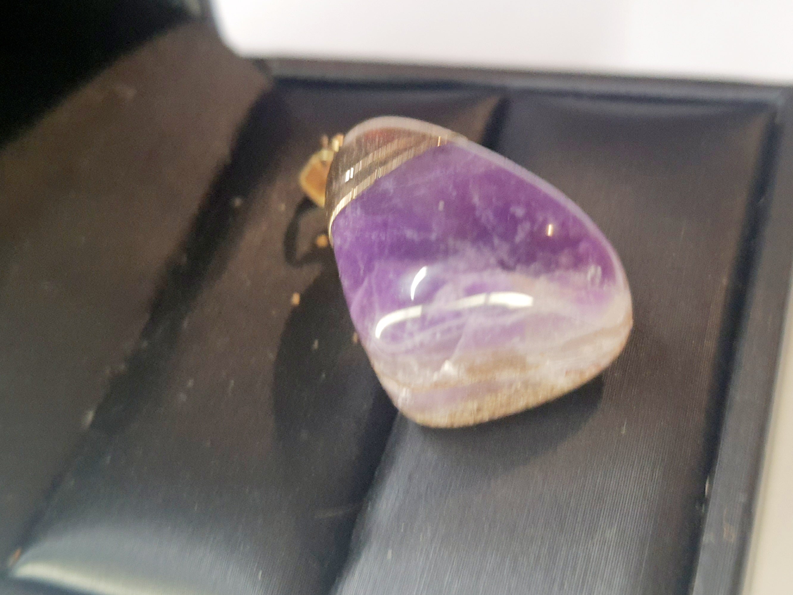 Złoty wisiorek z syntetycznym ametystem o średnicy 2 cm, styl romantyczny i magiczny. Stal nierdzewna, stal chirurgiczna, wodoodporne, hipoalergiczne, jakość premium, Rouge Bizu.