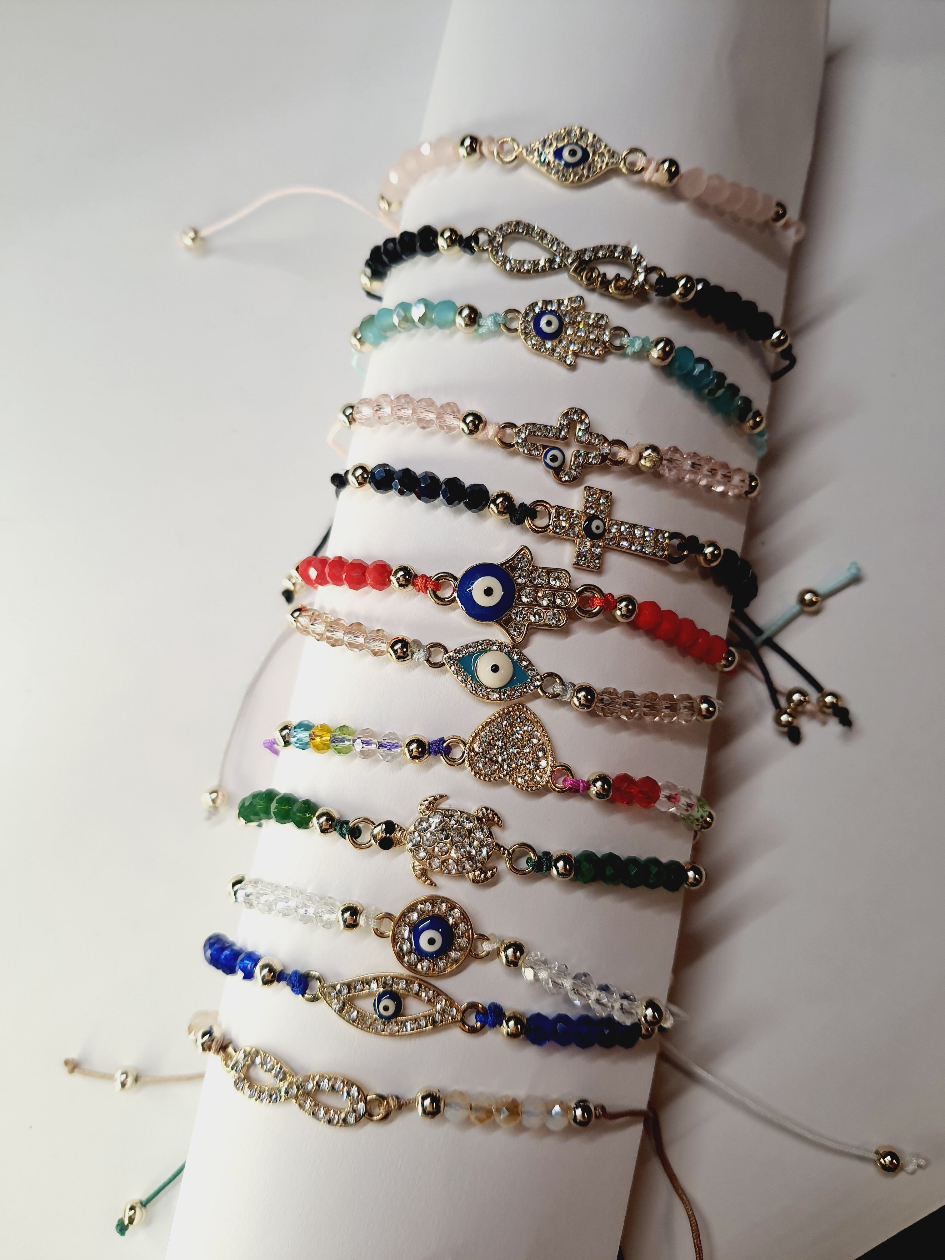 Bransoletka z okiem proroka w złotej oprawie wysadzanej cyrkoniami, na granatowym sznurku z ciemnoniebieskimi koralikami. Elegancka, ochronna biżuteria w stylu boho. Wodoodporne, hipoalergiczne, jakość premium. Rouge Bizu.