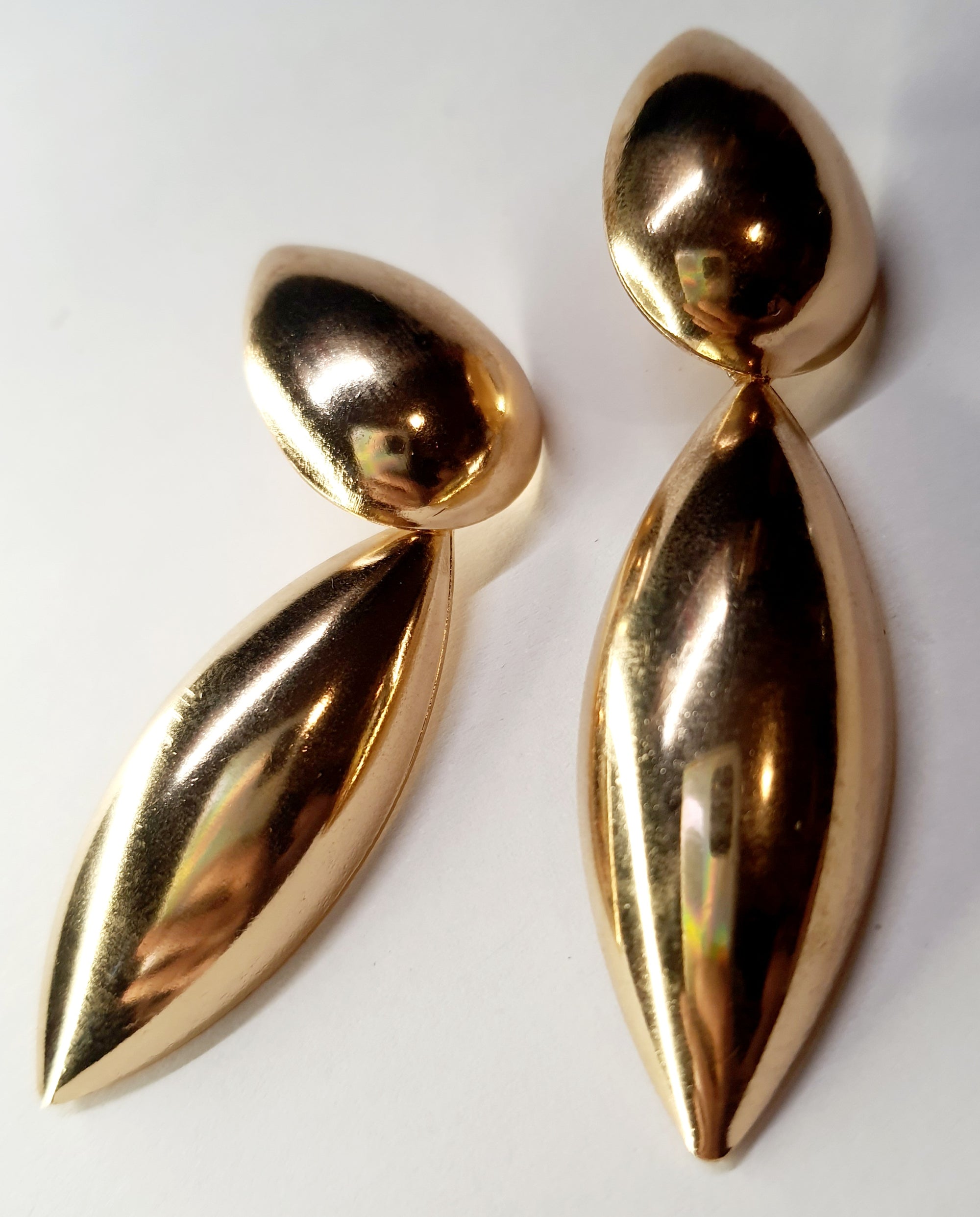 Kolczyki złote, wiszące, o opływowym kształcie, długość 7 cm. Styl minimalistyczny i elegancki. Stal nierdzewna, stal chirurgiczna, wodoodporne, hipoalergiczne, jakość premium. Rouge Bizu.