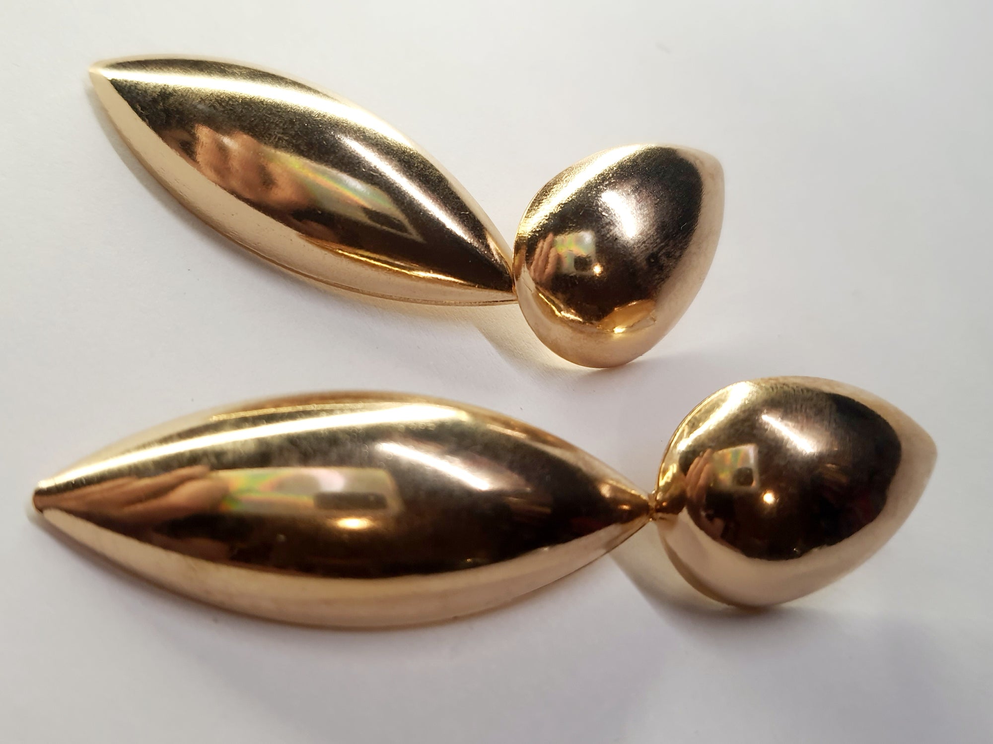 Kolczyki złote, wiszące, o opływowym kształcie, długość 7 cm. Styl minimalistyczny i elegancki. Stal nierdzewna, stal chirurgiczna, wodoodporne, hipoalergiczne, jakość premium. Rouge Bizu.