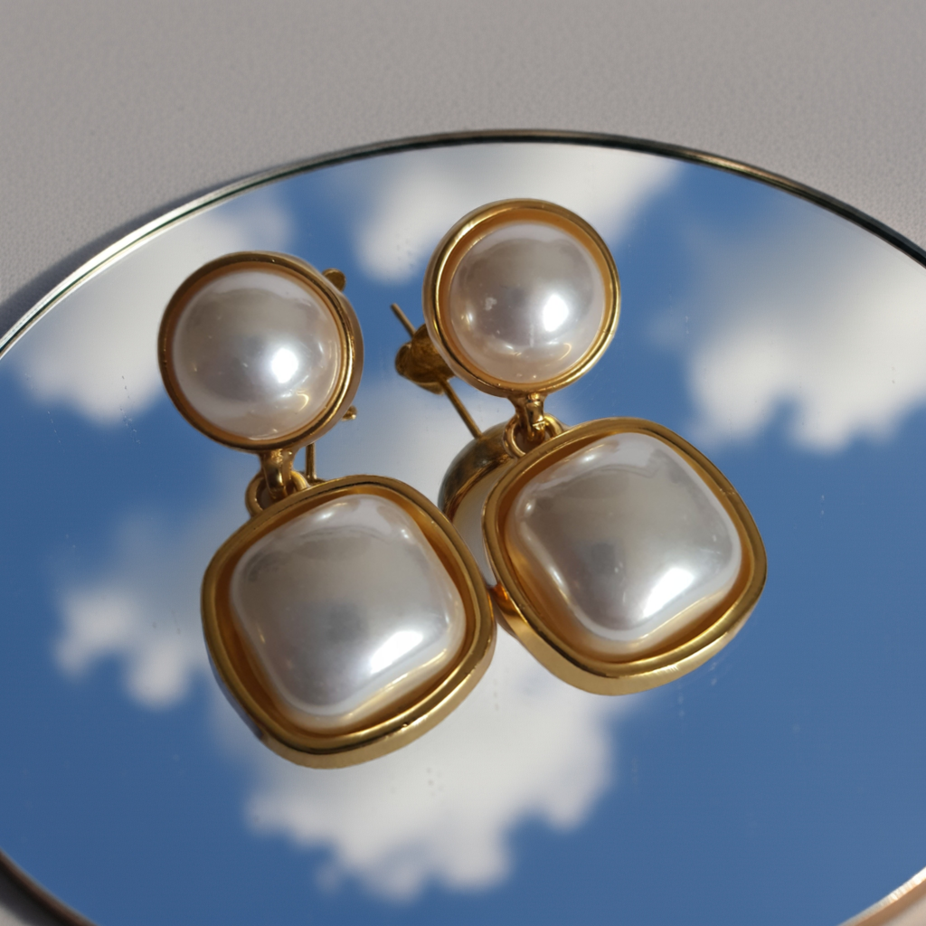 Kolczyki ze stali nierdzewnej w kolorze złotym, z perłowymi elementami w kształcie koła i kwadratu, długość 3,5 cm, Rouge Bizu.