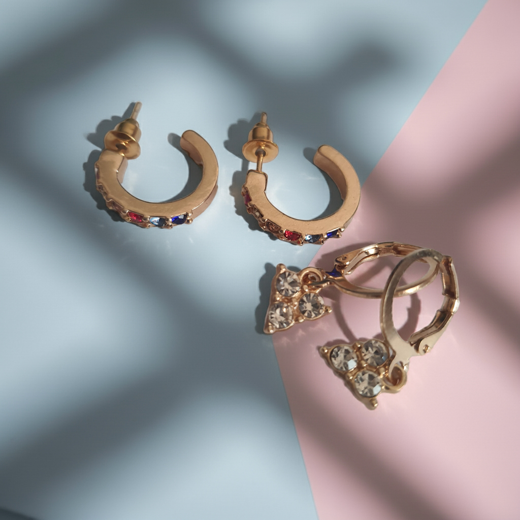 Zestaw 2 par kolczyków: złote kółka z kolorowymi cyrkoniami (1 cm) i wiszące kolczyki z trzema cyrkoniami (2 cm), biżuteria Rouge Bizu.