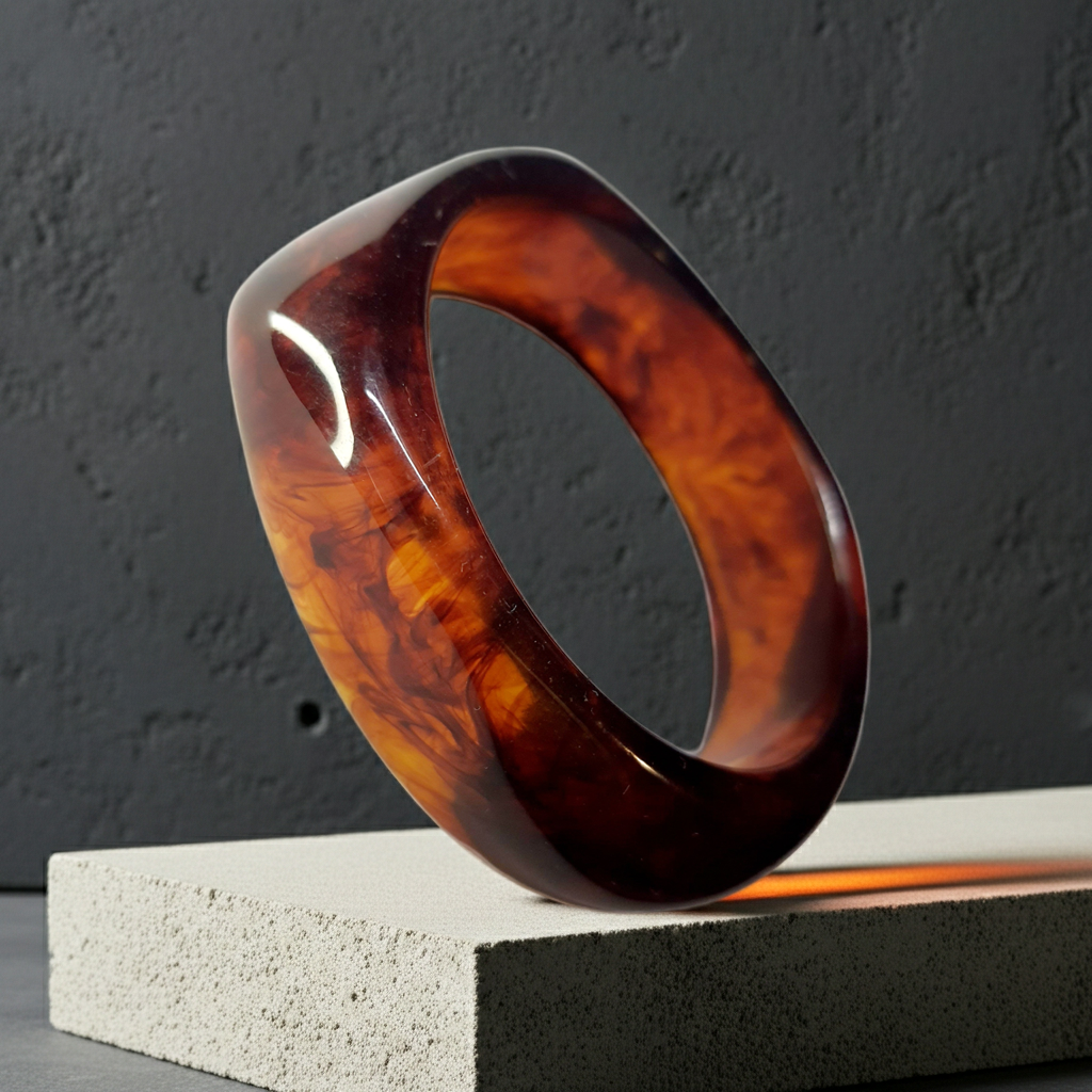 Bransoletka akrylowa w kolorze ciemnego bursztynu, o średnicy 6 cm, w stylu retro i minimalistycznym. Stal nierdzewna, stal chirurgiczna, wodoodporne, hipoalergiczne, jakość premium, Rouge Bizu.