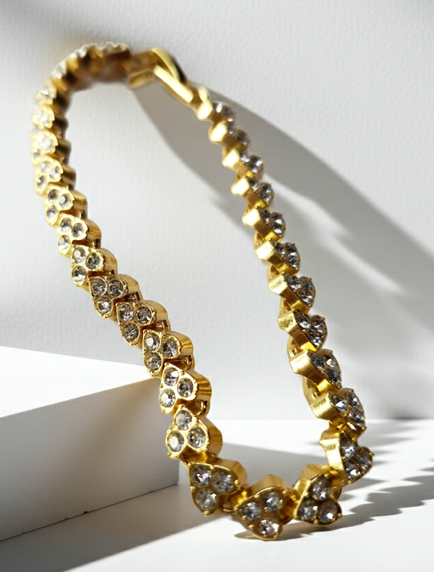 Złota bransoletka tenisowa z cyrkoniami, długość regulowana 17–22 cm, styl glamour i klasyczny. Stal nierdzewna, stal chirurgiczna, wodoodporne, hipoalergiczne, jakość premium, Rouge Bizu.