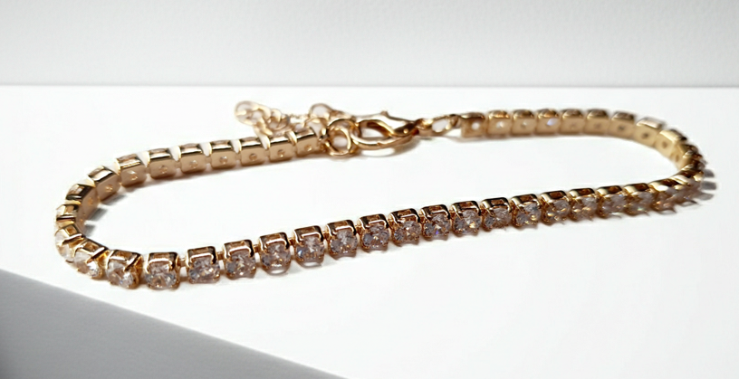 The golden power of minimalism – a flexible bracelet in a retro style