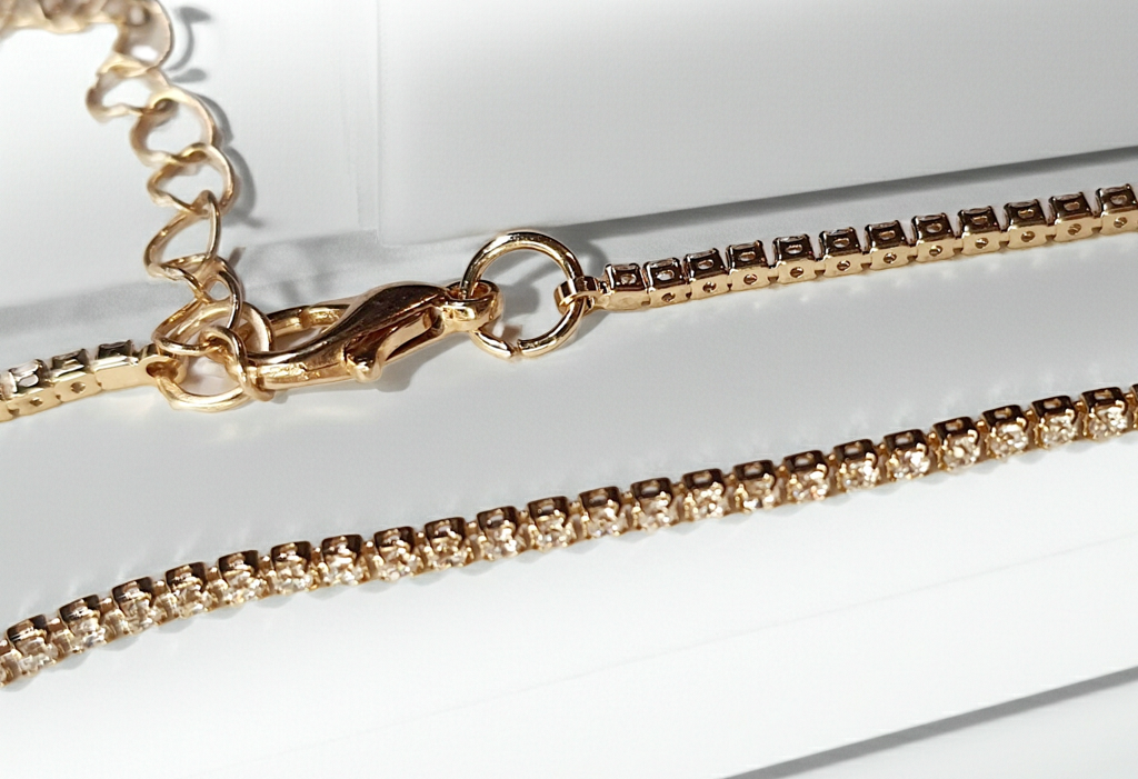 The golden power of minimalism – a flexible bracelet in a retro style