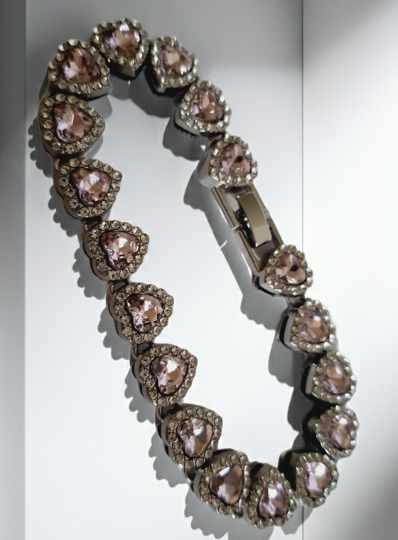 Bransoletka ze stali nierdzewnej, długość 20 cm, zdobiona różowymi kryształami w kształcie serca i cyrkoniami, RougeBizu.