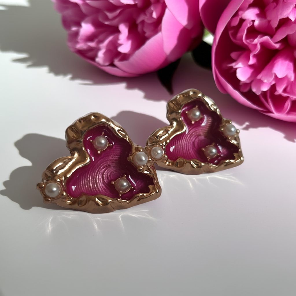 Kolczyki serca ze stali nierdzewnej w kolorze złotym, wypełnione fuksją i ozdobione drobnymi perłami, długość 2 cm, Rouge Bizu.