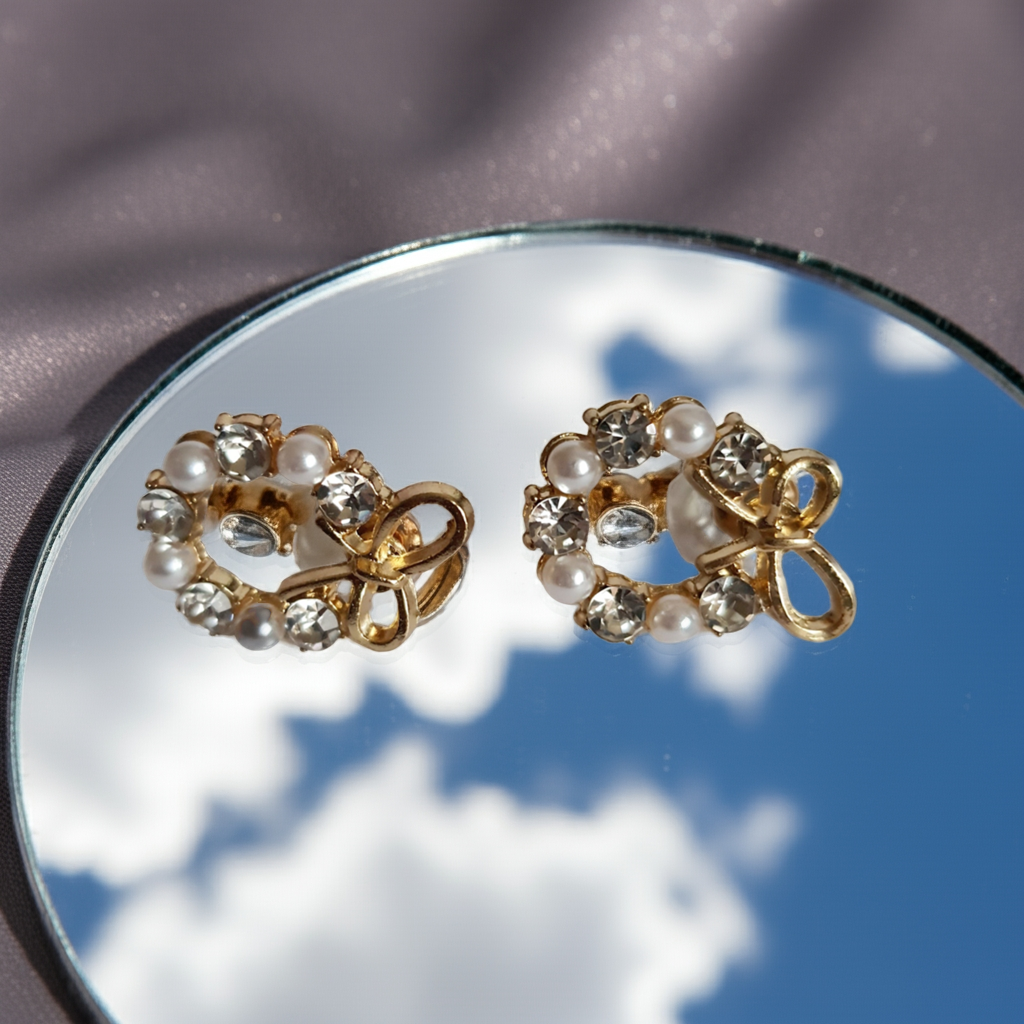 Złote kolczyki kokardki z perełkami i kryształami – romantyczna elegancja