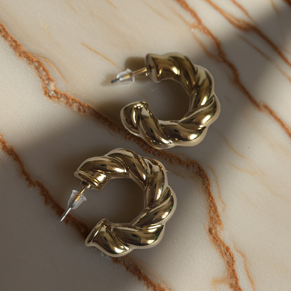 „Złote kolczyki koła o średnicy 3 cm, wykonane ze stali nierdzewnej, z plecioną fakturą i lśniącym wykończeniem – Rouge Bizu.”