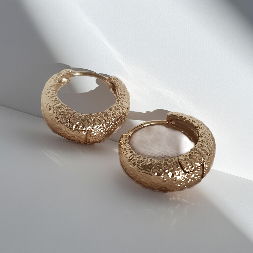 Kolczyki damskie ze stali nierdzewnej, średnica 1,5 cm, złote, o powierzchni młotkowanej, minimalistyczne i eleganckie, Rouge Bizu.