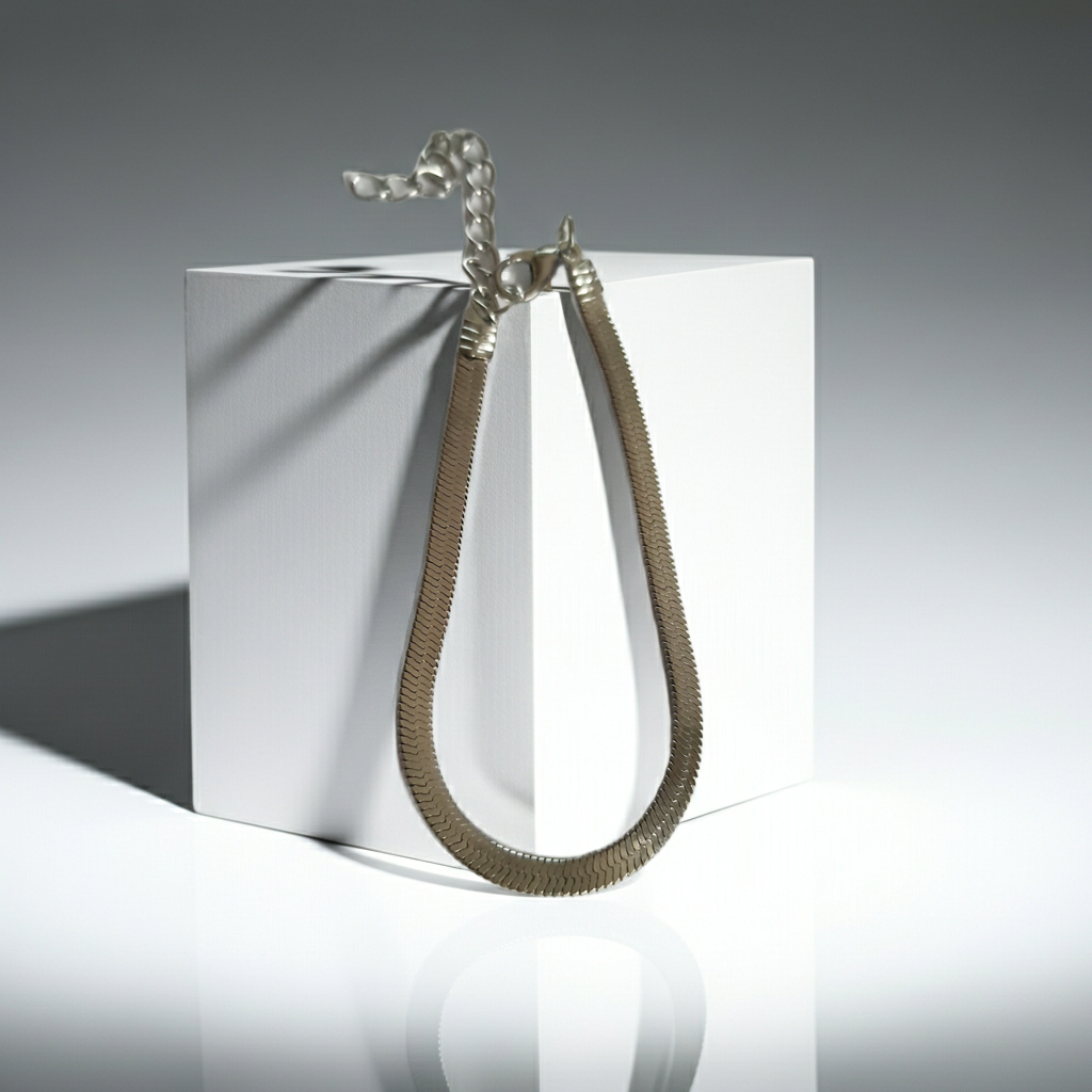 Srebrna bransoletka typu snake o gładkiej, błyszczącej powierzchni. Minimalistyczna, elegancka, wykonana ze stali nierdzewnej. Stal chirurgiczna, wodoodporne, hipoalergiczne, jakość premium, Rouge Bizu.