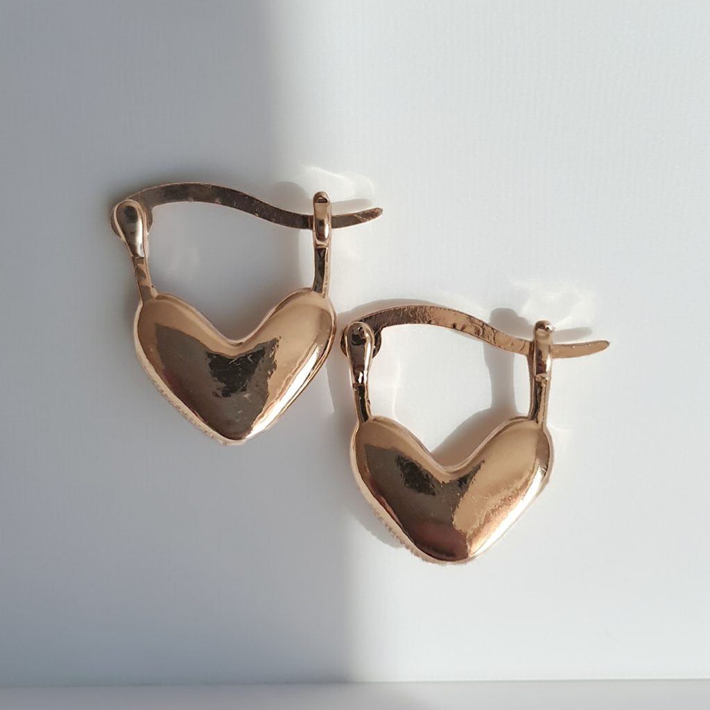 Kolczyki damskie ze stali nierdzewnej, złote serca, rozmiar 1,6 cm, prosta i elegancka forma, minimalistyczny romantyczny styl glamour, Rouge Bizu.