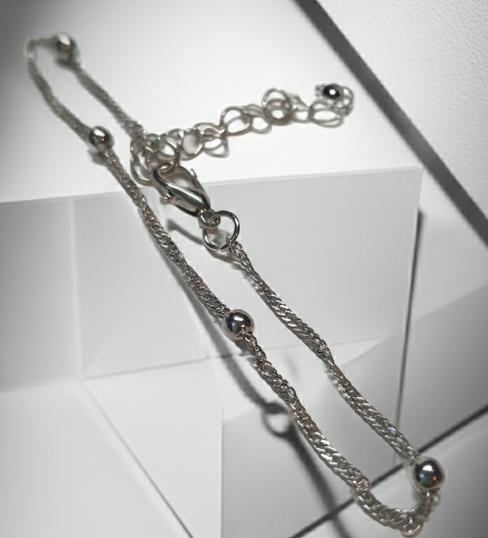 The golden power of minimalism – a flexible bracelet in a retro style