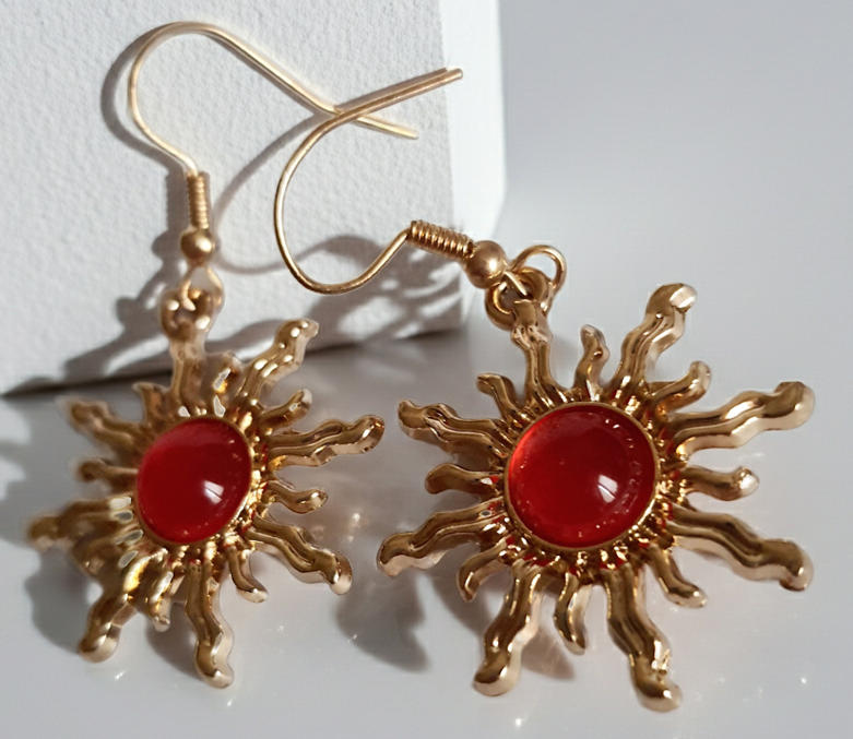 Kolczyki w kształcie słońca ze stali nierdzewnej, złocone, z centralnym czerwonym kamieniem, długość 4 cm, RougeBizu.