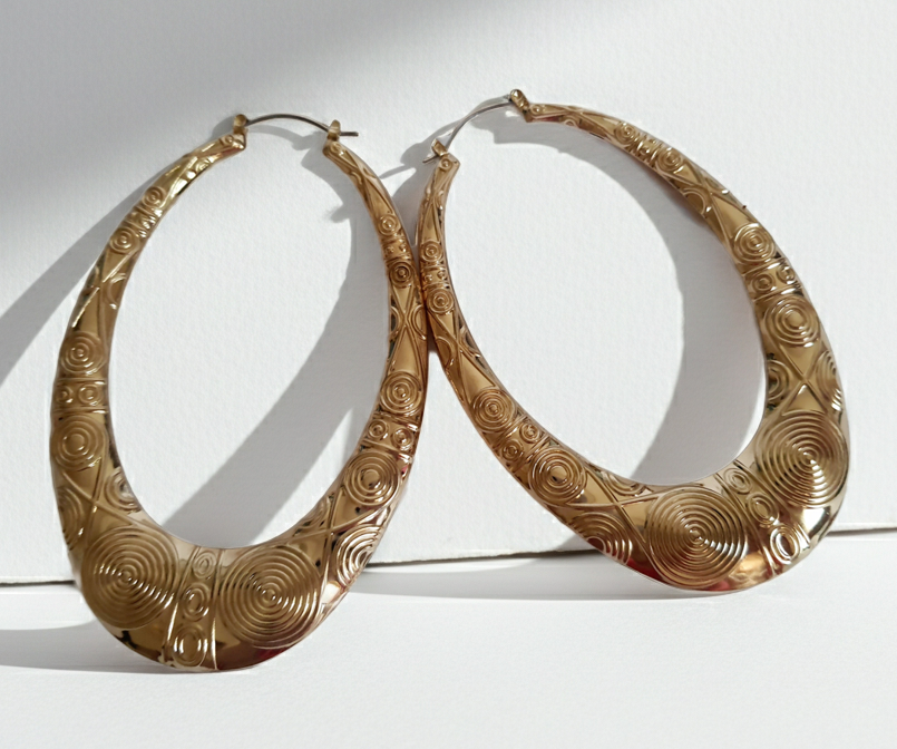 Kolczyki XXL ze stali nierdzewnej, złocone, o długości 11 cm, zdobione tłoczeniem w geometryczne spirale, RougeBizu.