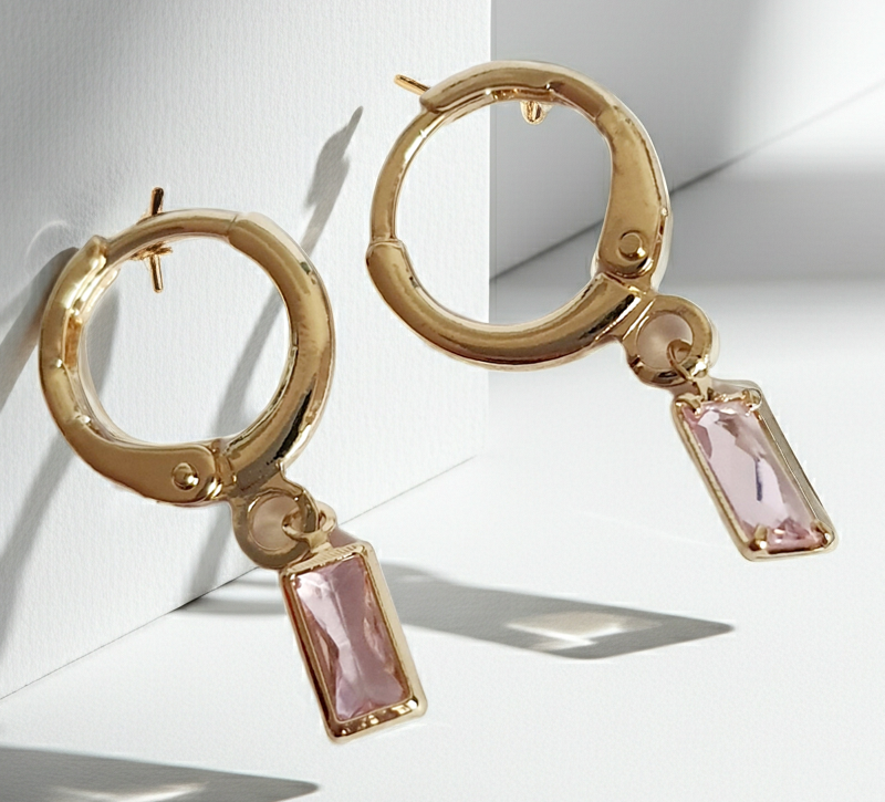 Złote kolczyki koła z różowym prostokątnym kryształem, długość 2 cm, stal nierdzewna. Rouge Bizu.