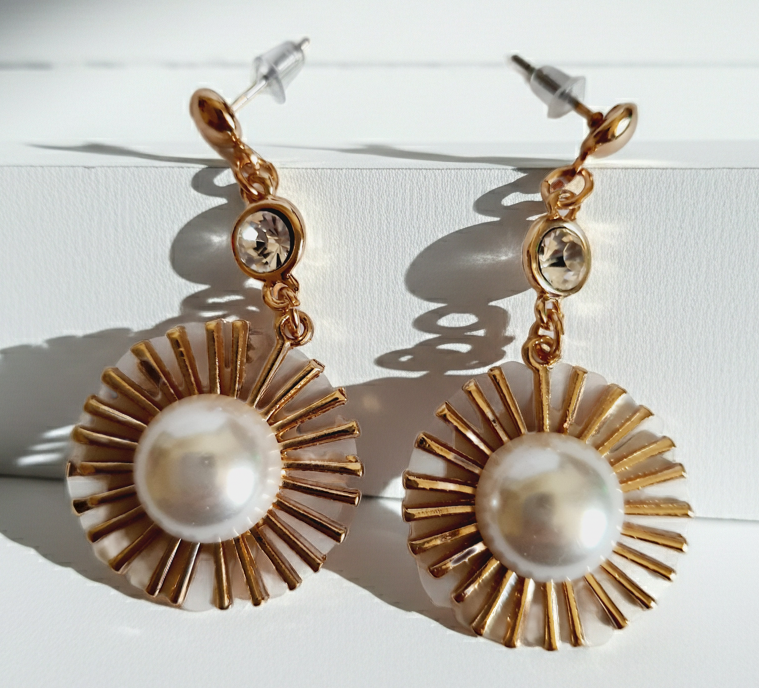 Złote kolczyki wiszące 5 cm, z białą perłą w centrum i promienistą oprawą, u góry kryształek – elegancki design inspirowany słońcem, Rouge Bizu.