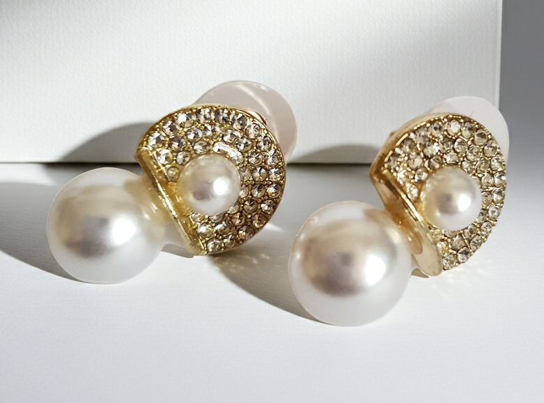 Kolczyki złote ze stali nierdzewnej o długości 2 cm, z podwójną białą perłą i oprawą wysadzaną cyrkoniami, elegancja i blask, Rouge Bizu.