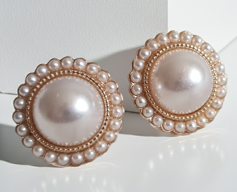 Kolczyki damskie ze stali nierdzewnej, średnica 2 cm, złote wykończenie, centralna duża perła otoczona drobnymi perełkami, klasyczny glamour retro, Rouge Bizu.