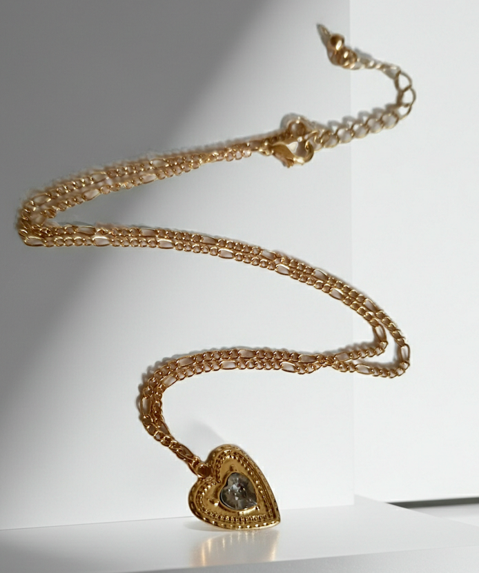 Naszyjnik złocony ze stali nierdzewnej, długość regulowana 38–46,5 cm, zawieszka w kształcie serca z cyrkonią, RougeBizu.