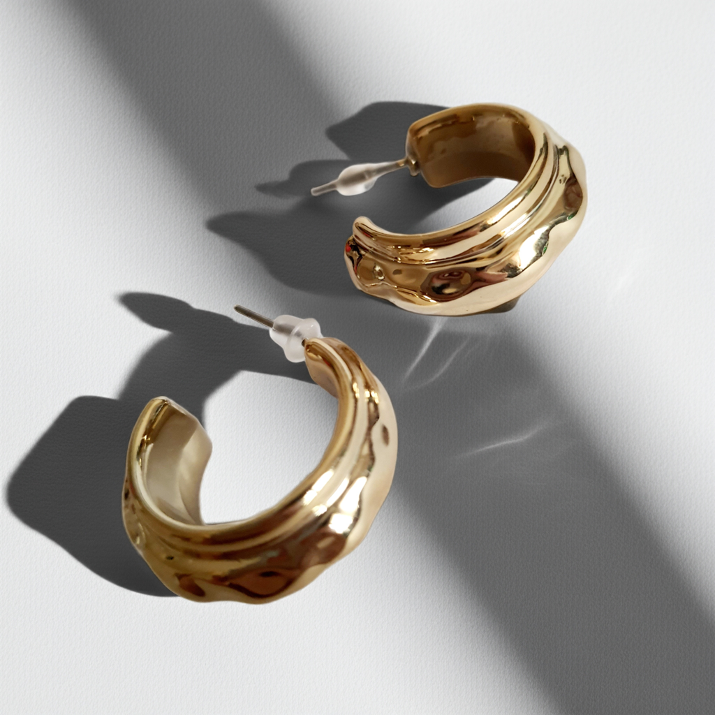 Złote kolczyki koła falowane, stal nierdzewna, średnica 4 cm, eleganckie i nowoczesne. Rouge Bizu.