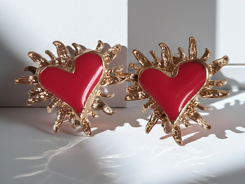 Kolczyki damskie ze stali nierdzewnej, rozmiar 2,5 cm, złote serca w intensywnej czerwieni otoczone promieniami/płomieniami, wyrazisty styl glamour, Rouge Bizu.