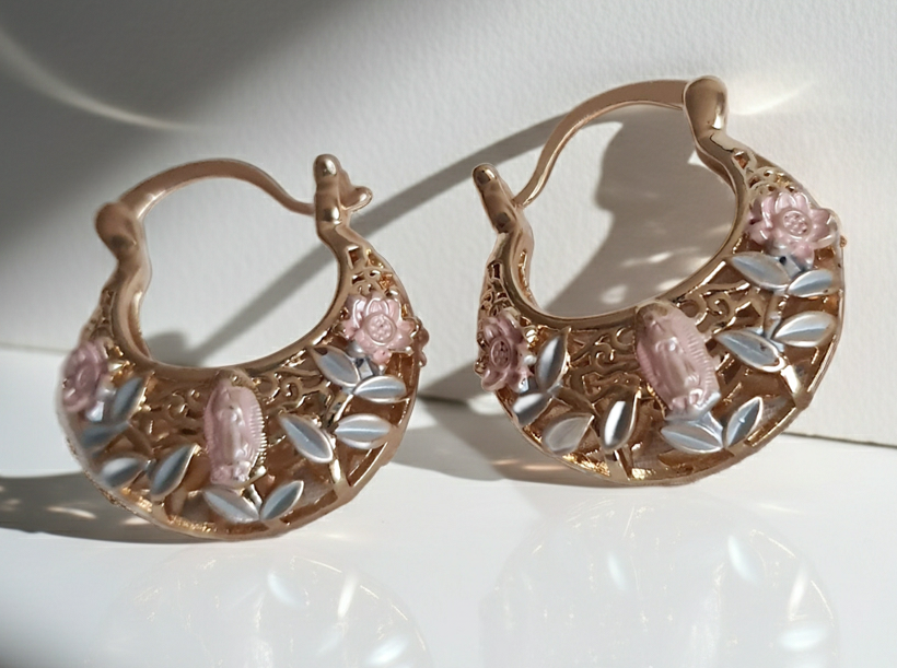 Kolczyki damskie koła ze stali nierdzewnej, średnica 2,5 cm, złote wykończenie, ozdobione różowymi kwiatami i liśćmi w perłowym odcieniu, ażurowy wzór, styl romantyczny glamour, Rouge Bizu.