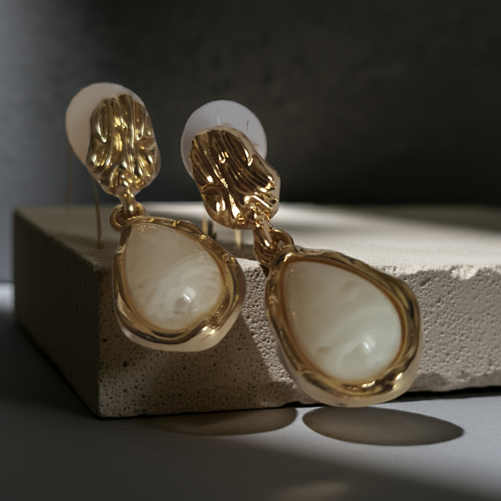 „Złote kolczyki ze stali nierdzewnej o długości 3 cm, zdobione perłowym kaboszonem w kształcie kropli, eleganckie i klasyczne – Rouge Bizu.”