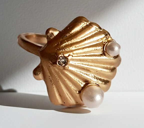 Pierścionek w kształcie złotej muszli z perełkami i cyrkonią. Styl vintage glamour. Rozmiar 17 mm. Stal nierdzewna, elegancja i morska nostalgia. Rouge Bizu.