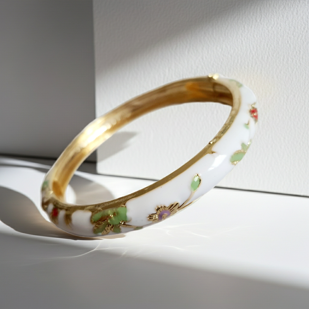 Bransoletka ze stali nierdzewnej, emaliowana na biało, zdobiona złotymi detalami i motywem kwiatowym w kolorach zieleni, czerwieni i różu, średnica 6 cm, Rouge Bizu.
