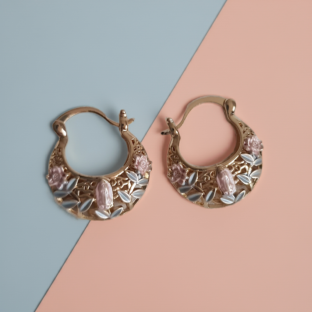 Kolczyki damskie koła ze stali nierdzewnej, średnica 2,5 cm, złote wykończenie, ozdobione różowymi kwiatami i liśćmi w perłowym odcieniu, ażurowy wzór, styl romantyczny glamour, Rouge Bizu.