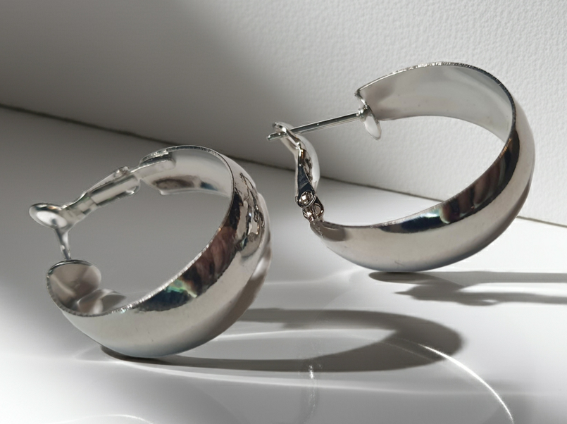 Gold earrings with a pearl disc – a modern classic