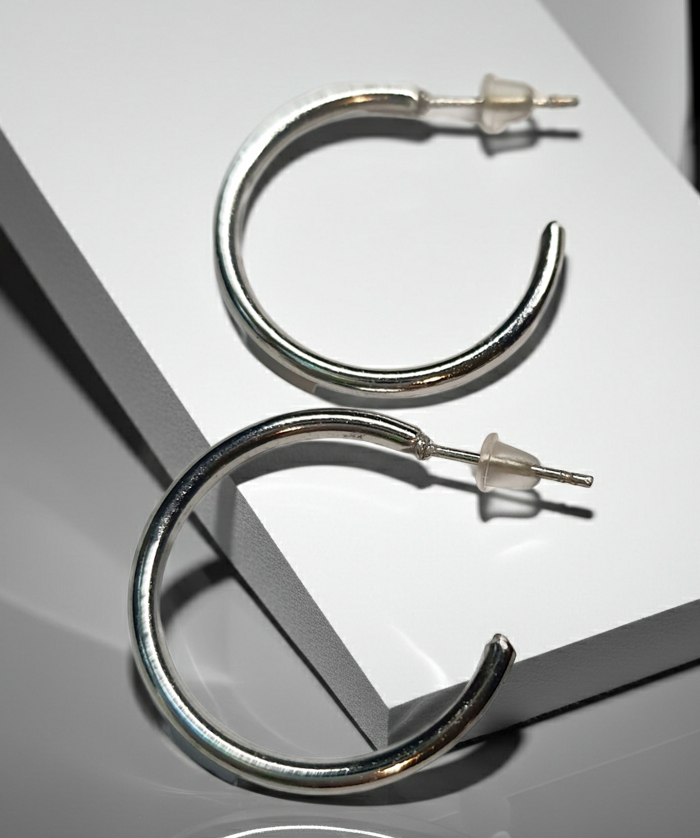 Gold earrings with a pearl disc – a modern classic