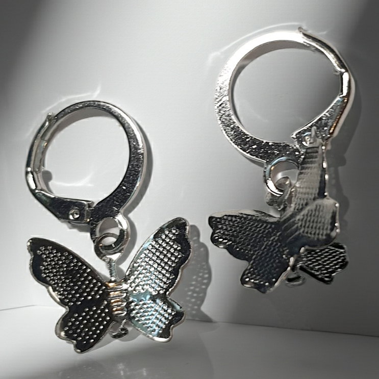 Srebrne kolczyki delikatne kółka z zawieszką w kształcie motylka, długość 2,5 cm, stal chirurgiczna, stal nierdzewna, wodoodporne, hipoalergiczne, jakość premium, RougeBizu.