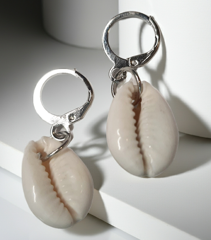 Srebrne kolczyki kółka z zawieszką w kształcie muszelki, długość 3,5 cm, stal chirurgiczna, stal nierdzewna, wodoodporne, hipoalergiczne, jakość premium, RougeBizu.