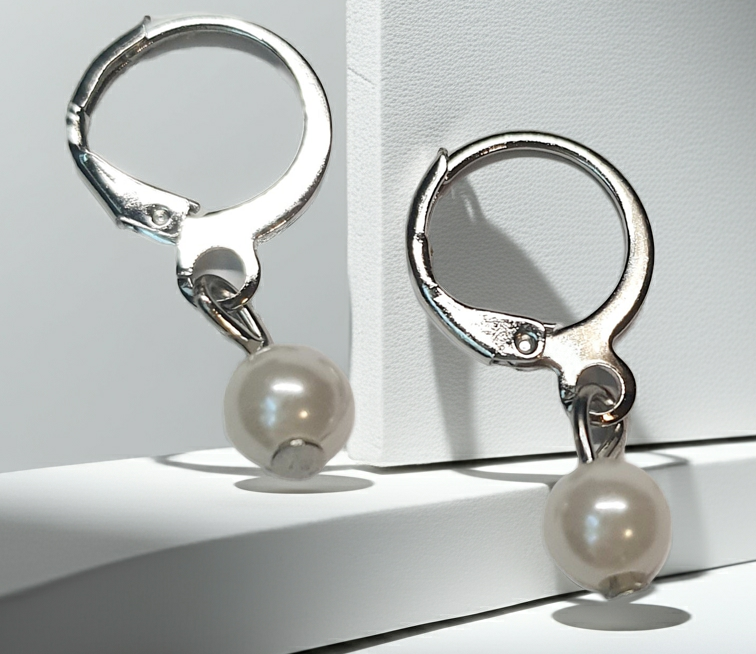 Gold earrings with a pearl disc – a modern classic