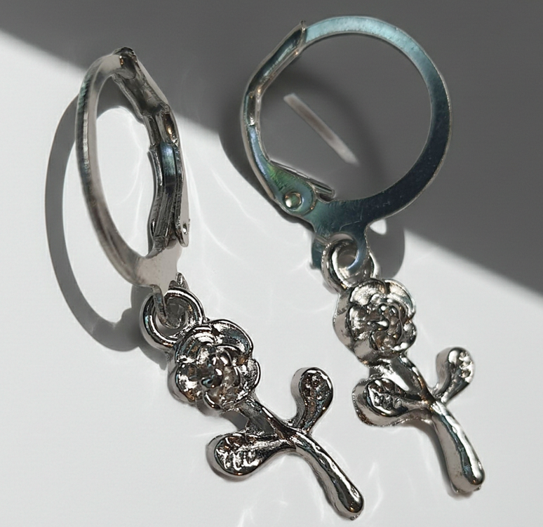 Srebrne kolczyki delikatne kółka z zawieszką w kształcie różyczki, długość 3 cm, stal chirurgiczna, stal nierdzewna, wodoodporne, hipoalergiczne, jakość premium, RougeBizu.