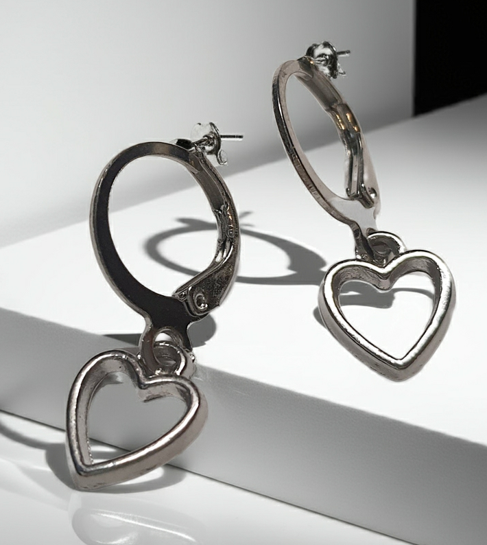 Srebrne kolczyki delikatne kółka z zawieszką w kształcie serca, długość 2 cm, stal chirurgiczna, stal nierdzewna, wodoodporne, hipoalergiczne, jakość premium, RougeBizu.