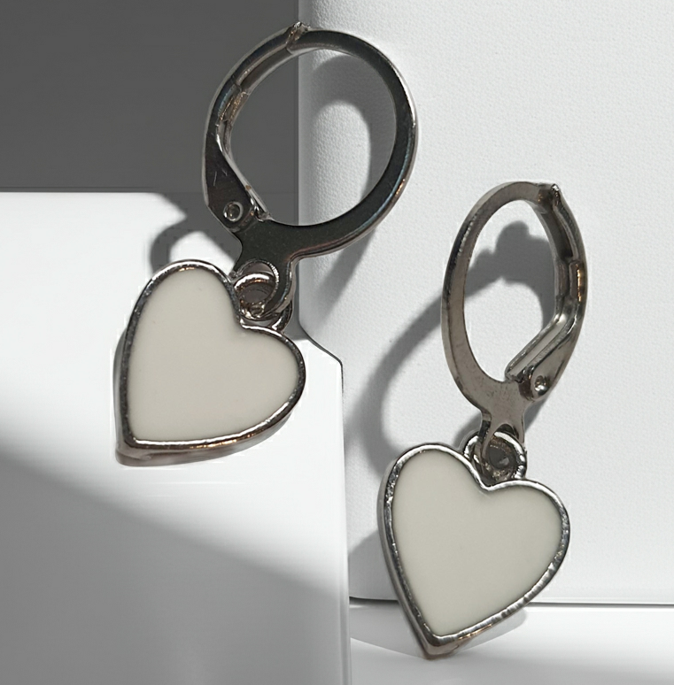 Srebrne kolczyki delikatne kółka z zawieszką w kształcie serca z białą emalią, długość 2,5 cm, stal chirurgiczna, stal nierdzewna, wodoodporne, hipoalergiczne, jakość premium, RougeBizu.