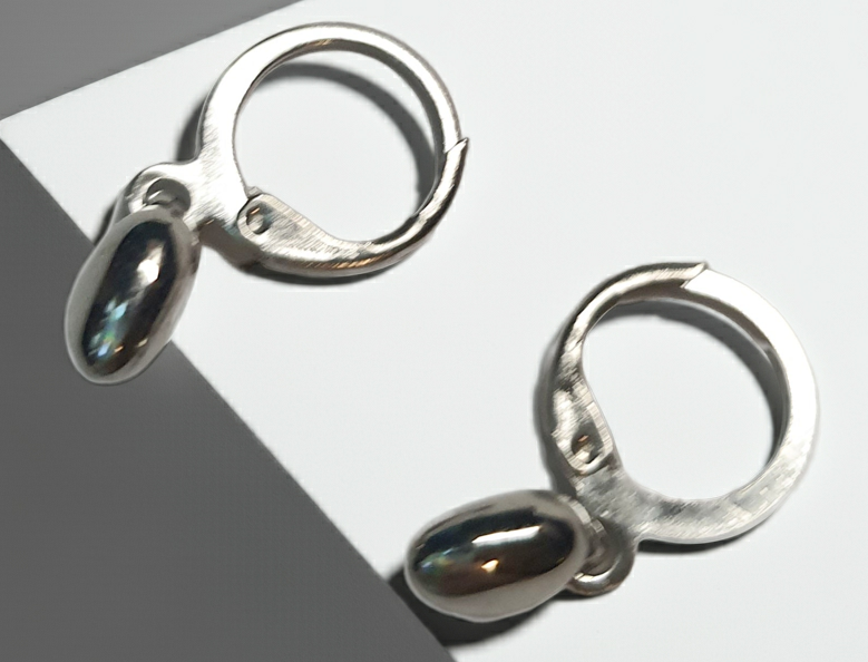 Gold earrings with a pearl disc – a modern classic