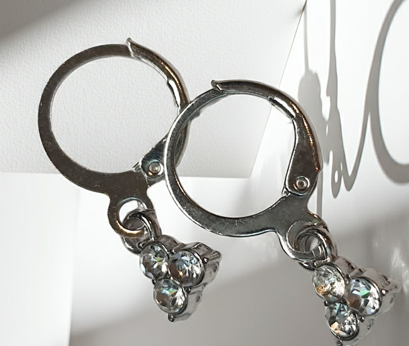 Gold earrings with a pearl disc – a modern classic