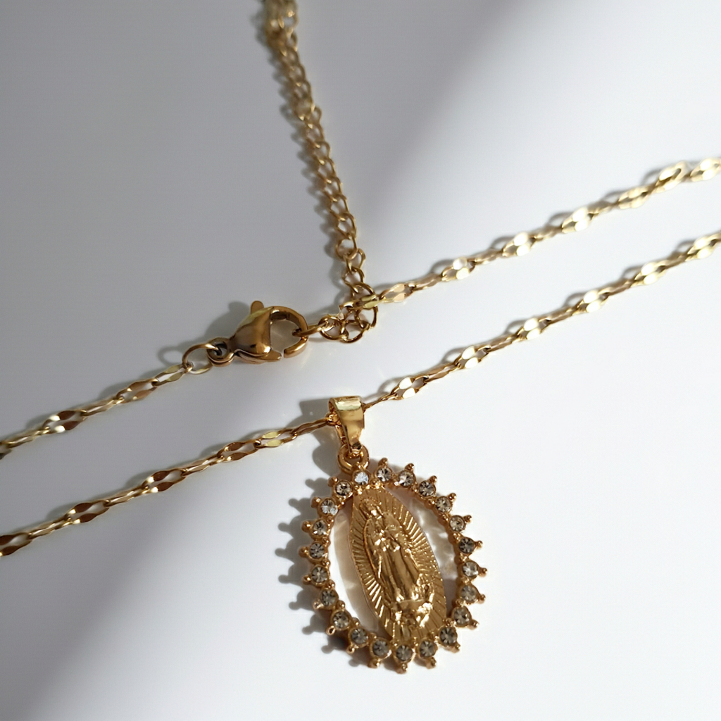 Złoty łańcuszek o długości 40–46 cm z wisiorkiem Matki Boskiej otoczonym cyrkoniami. Styl sakralny, elegancki. Stal nierdzewna, Rouge Bizu.